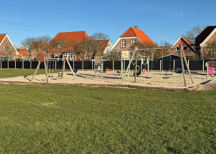 Stort Byhus Ved Havnen I Centrum